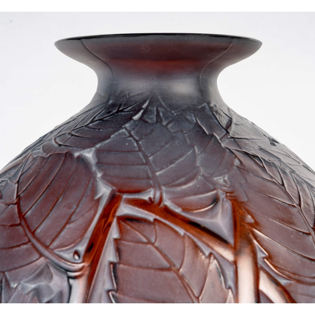 Vase « Milan » verre rouge ambré patiné blanc de René LALIQUE | Biron 