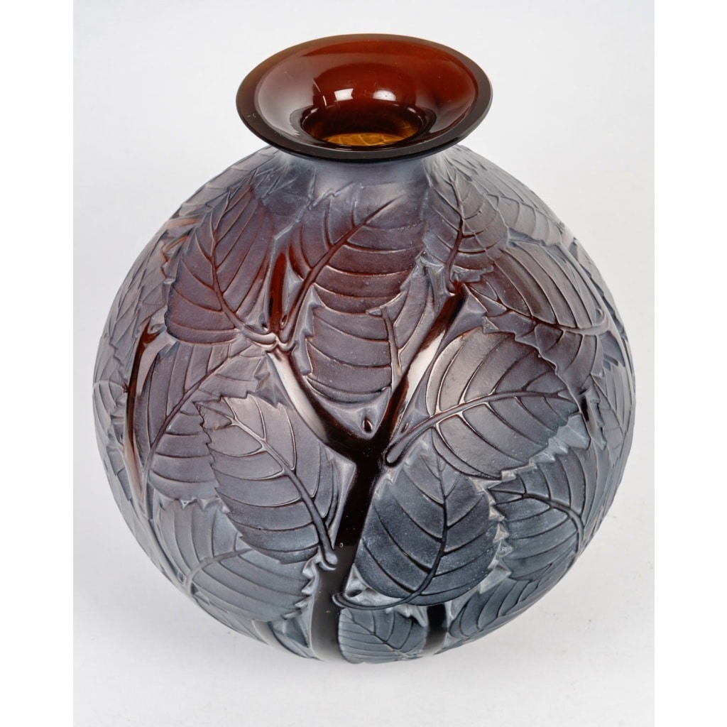 Vase « Milan » verre rouge ambré patiné blanc de René LALIQUE | Biron 
