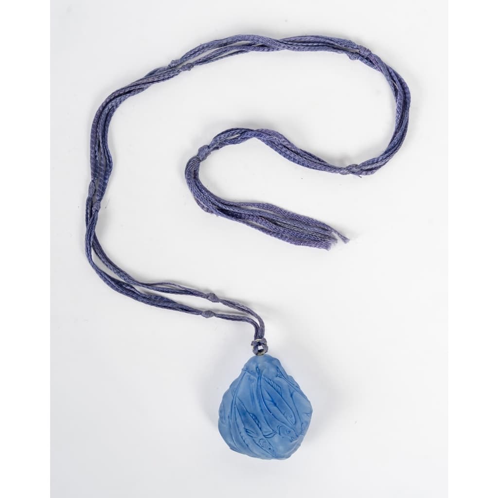 Pendentif « Poissons » verre bleu patiné blanc de René LALIQUE | Biron 