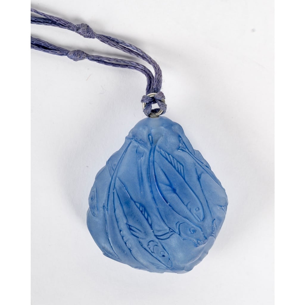 Pendentif « Poissons » verre bleu patiné blanc de René LALIQUE | Biron 