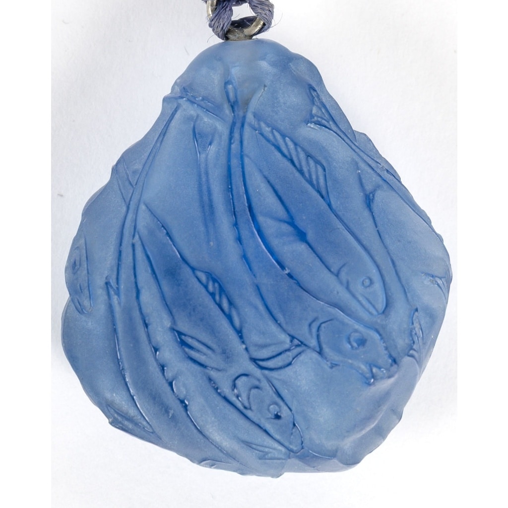 Pendentif « Poissons » verre bleu patiné blanc de René LALIQUE | Biron 
