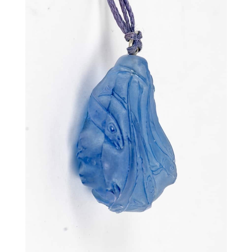 Pendentif « Poissons » verre bleu patiné blanc de René LALIQUE | Biron 