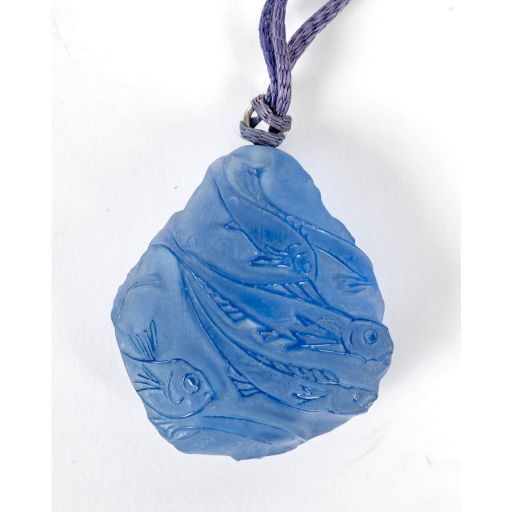Pendentif « Poissons » verre bleu patiné blanc de René LALIQUE | Biron 