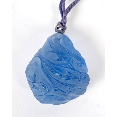Pendentif "Poissons" verre bleu patiné blanc de René LALIQUE