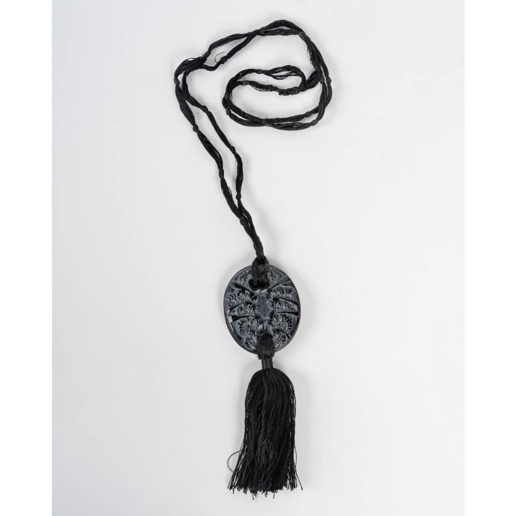 Pendentif « Guêpes » verre noir patiné blanc de René LALIQUE | Biron 