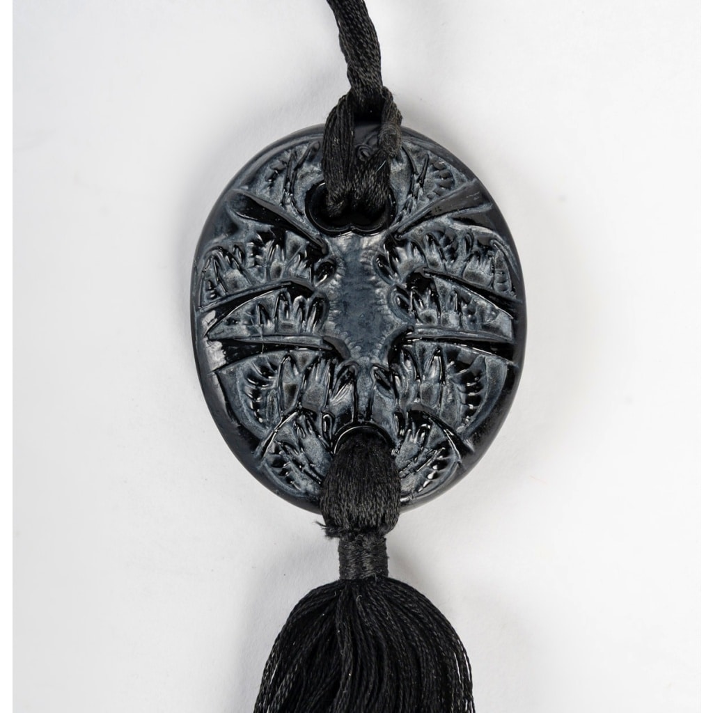 Pendentif « Guêpes » verre noir patiné blanc de René LALIQUE | Biron 