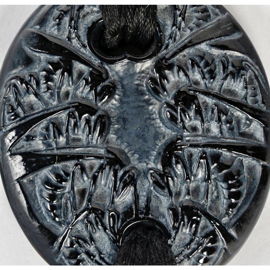Pendentif « Guêpes » verre noir patiné blanc de René LALIQUE | Biron 