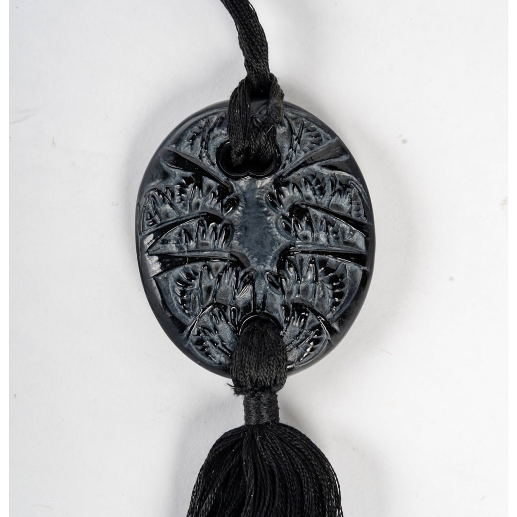 Pendentif « Guêpes » verre noir patiné blanc de René LALIQUE | Biron 