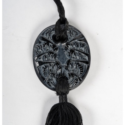 Pendentif "Guêpes" verre noir patiné blanc de René LALIQUE