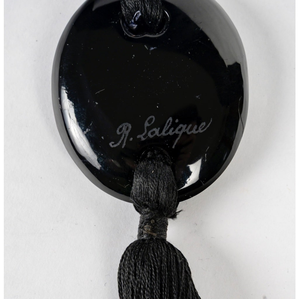 Pendentif « Guêpes » verre noir patiné blanc de René LALIQUE | Biron 