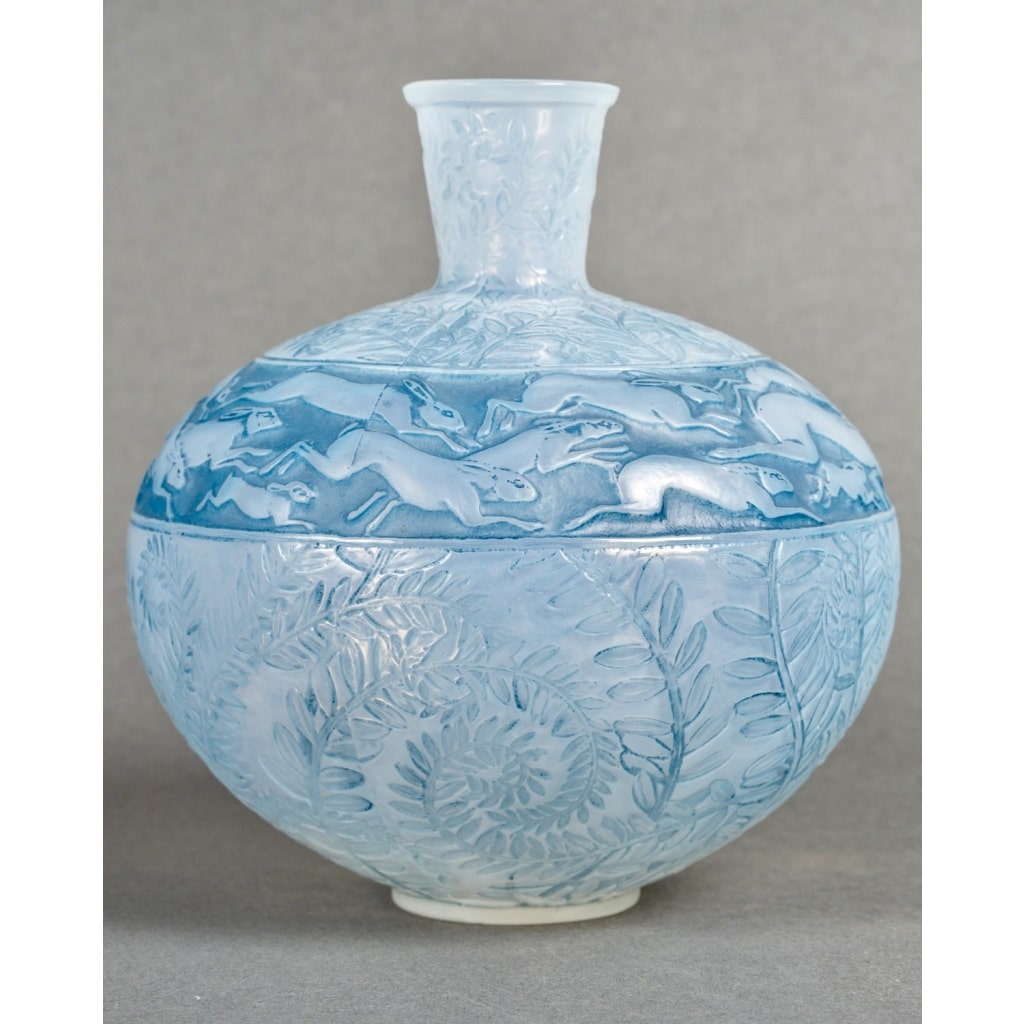 Vase « Lièvres » verre opalescent patiné bleu de René LALIQUE | Biron 