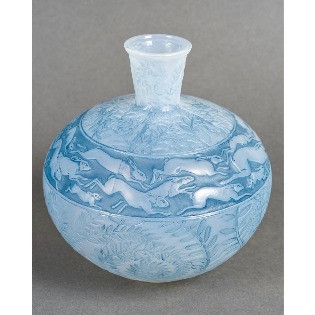 Vase « Lièvres » verre opalescent patiné bleu de René LALIQUE | Biron 