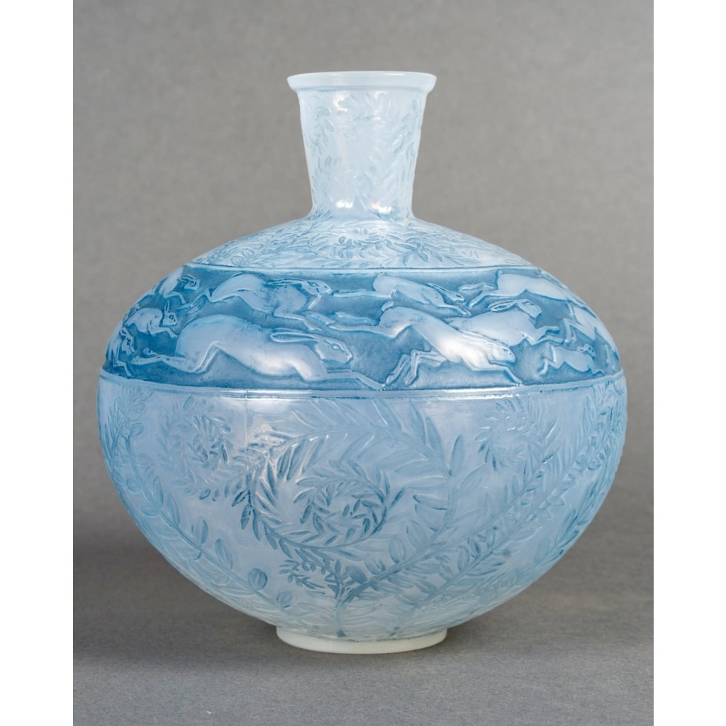 Vase « Lièvres » verre opalescent patiné bleu de René LALIQUE | Biron 