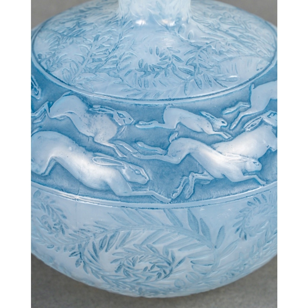 Vase « Lièvres » verre opalescent patiné bleu de René LALIQUE | Biron 