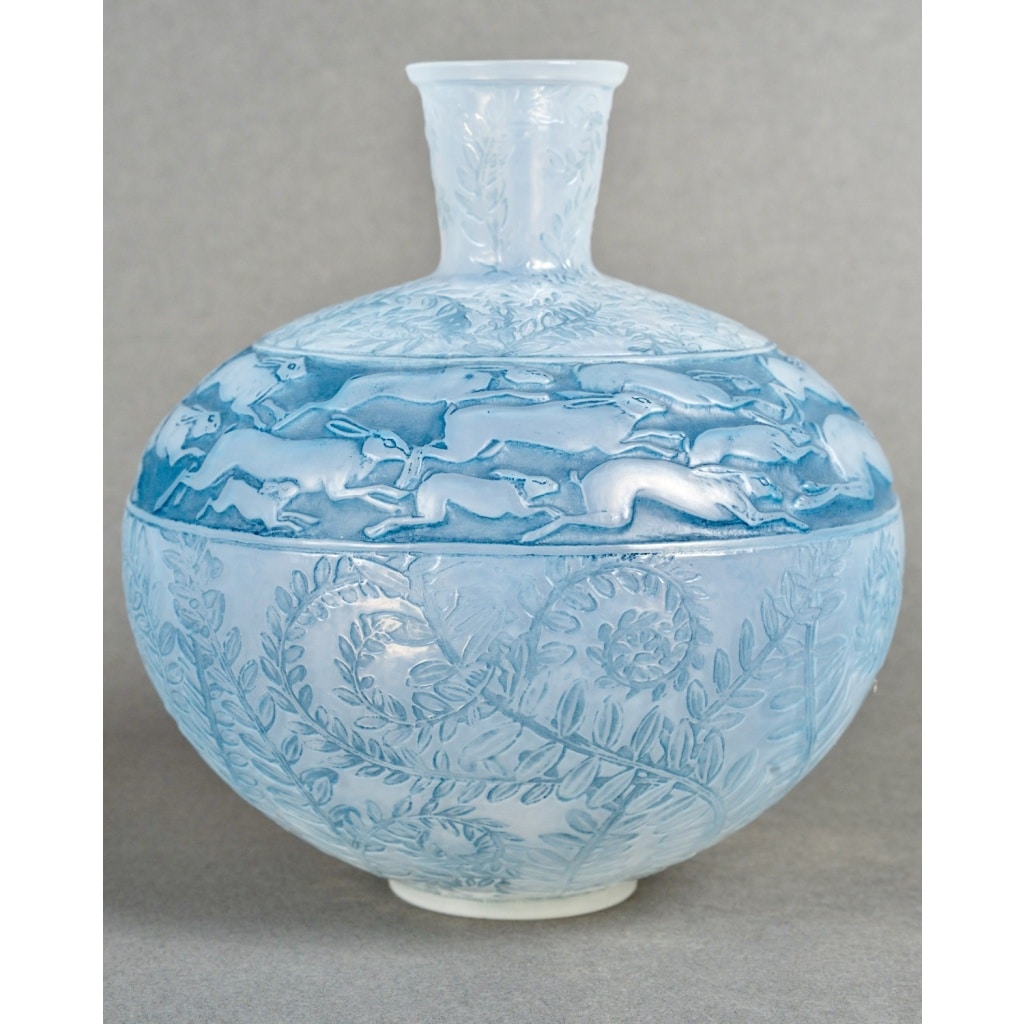 Vase « Lièvres » verre opalescent patiné bleu de René LALIQUE | Biron 