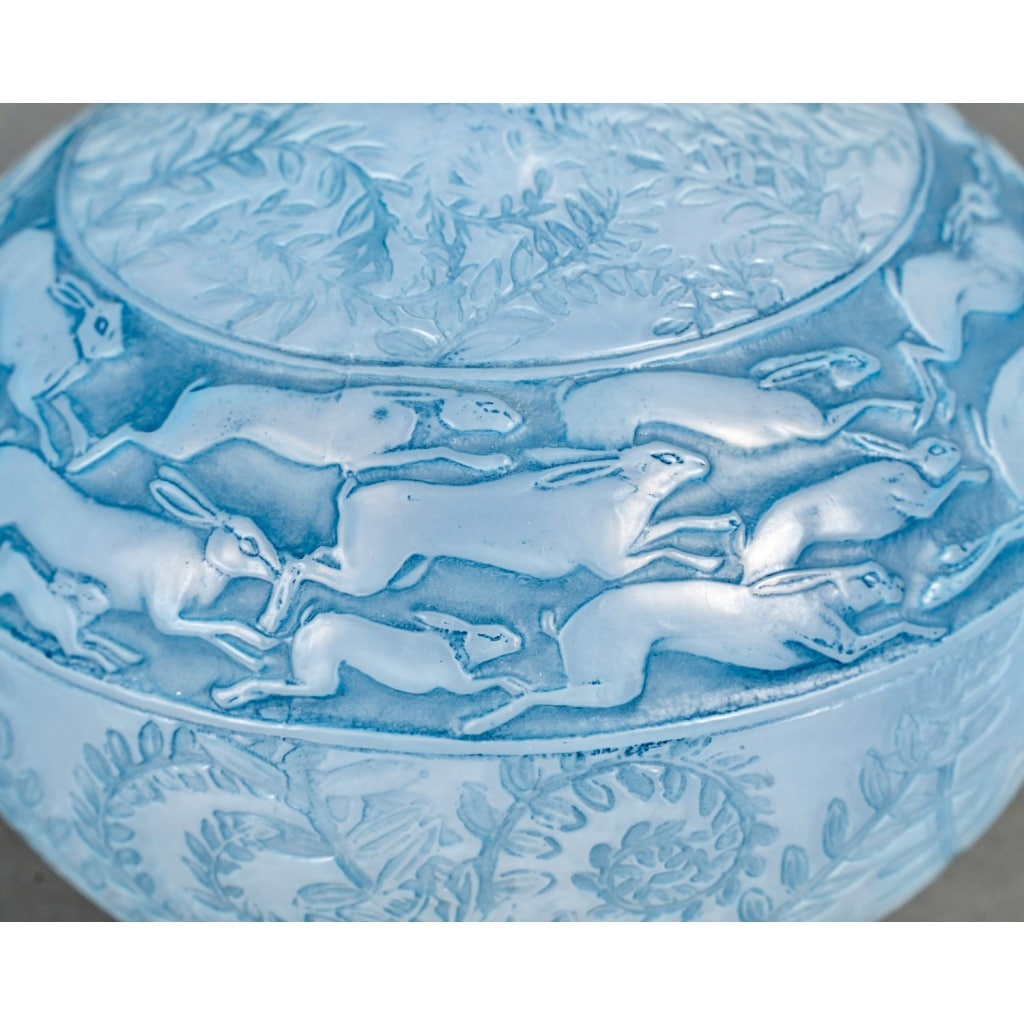 Vase « Lièvres » verre opalescent patiné bleu de René LALIQUE | Biron 