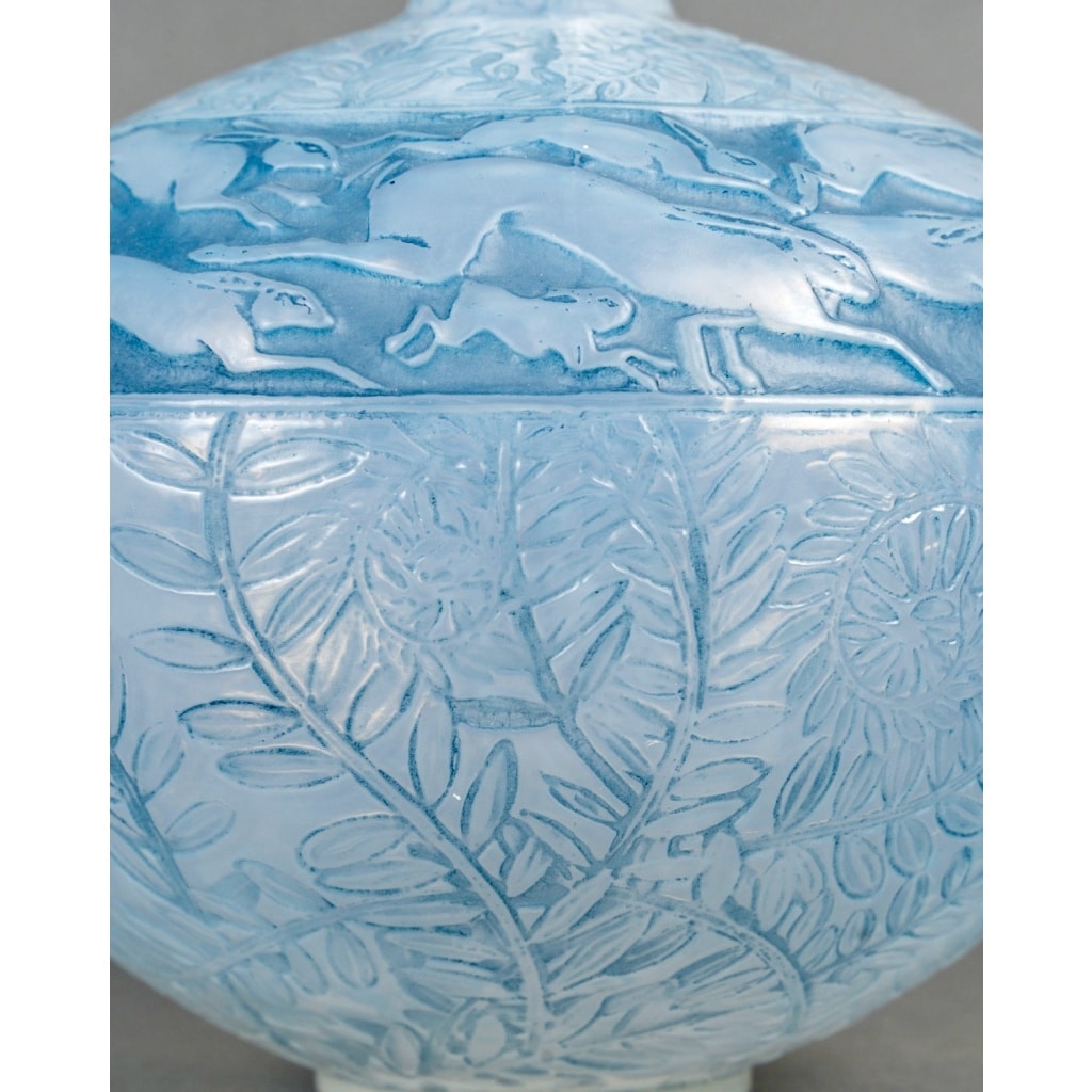 Vase « Lièvres » verre opalescent patiné bleu de René LALIQUE | Biron 