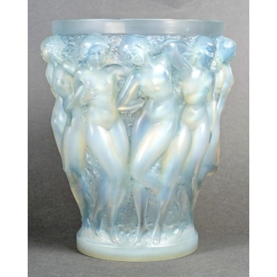 Vase "Bacchantes" verre opalescent patiné bleu de René LALIQUE