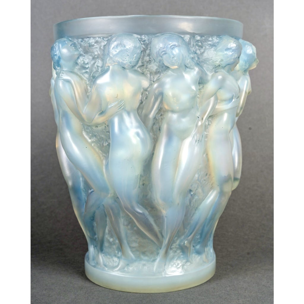 Vase « Bacchantes » verre opalescent patiné bleu de René LALIQUE | Biron 