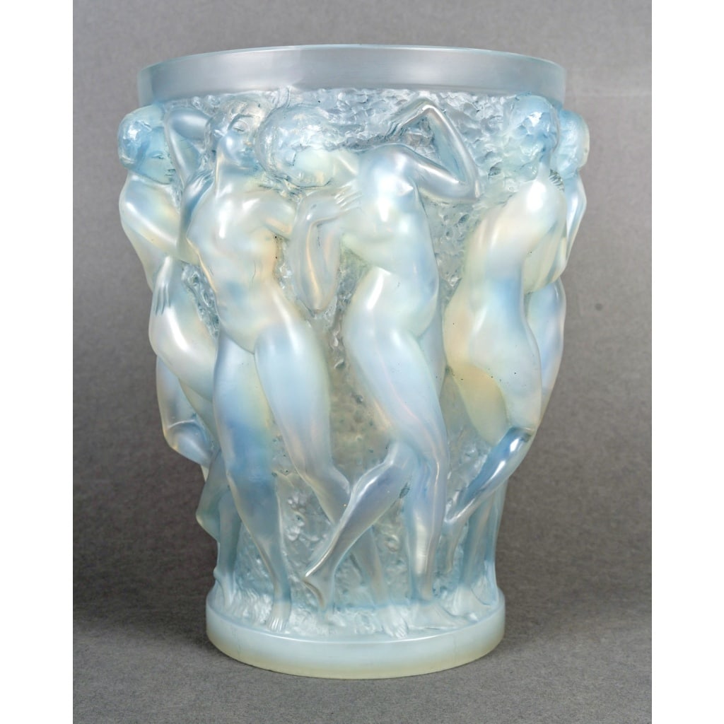Vase « Bacchantes » verre opalescent patiné bleu de René LALIQUE | Biron 
