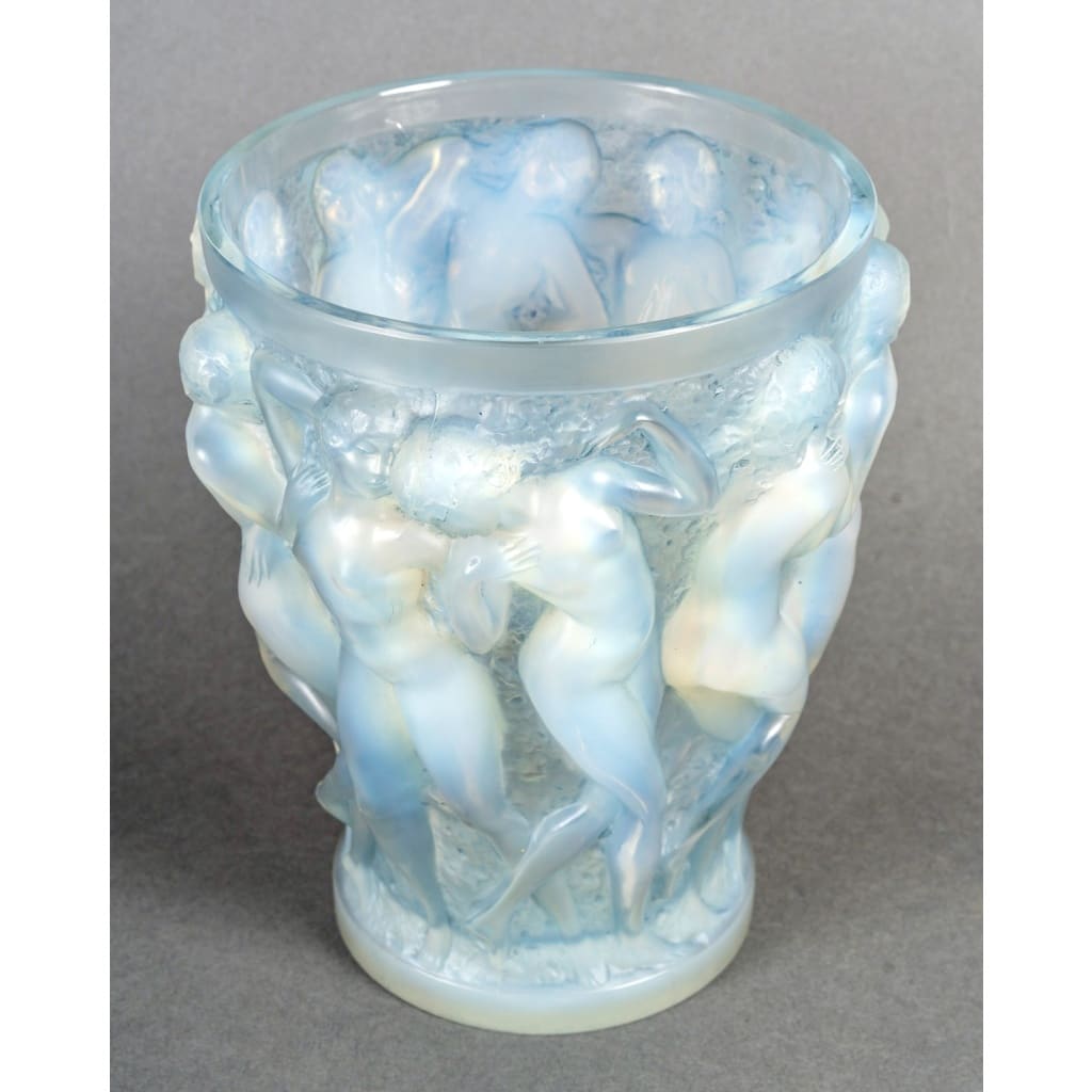 Vase « Bacchantes » verre opalescent patiné bleu de René LALIQUE | Biron 