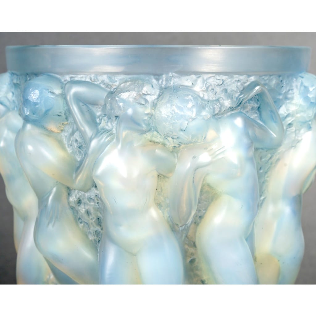 Vase « Bacchantes » verre opalescent patiné bleu de René LALIQUE | Biron 
