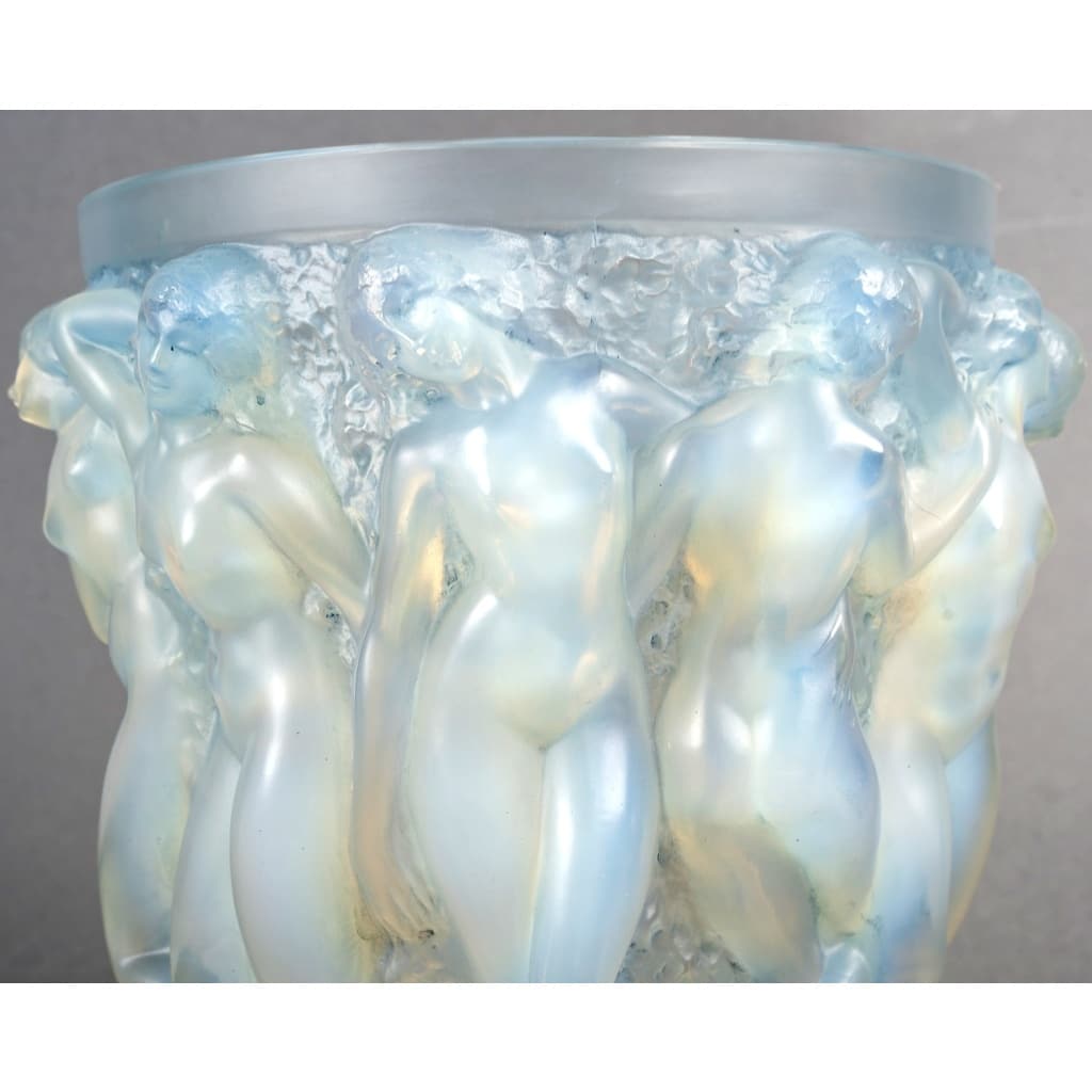Vase « Bacchantes » verre opalescent patiné bleu de René LALIQUE | Biron 