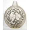 Vase « Deux Moineaux Bavardant » verre blanc patiné gris de René LALIQUE | Biron 