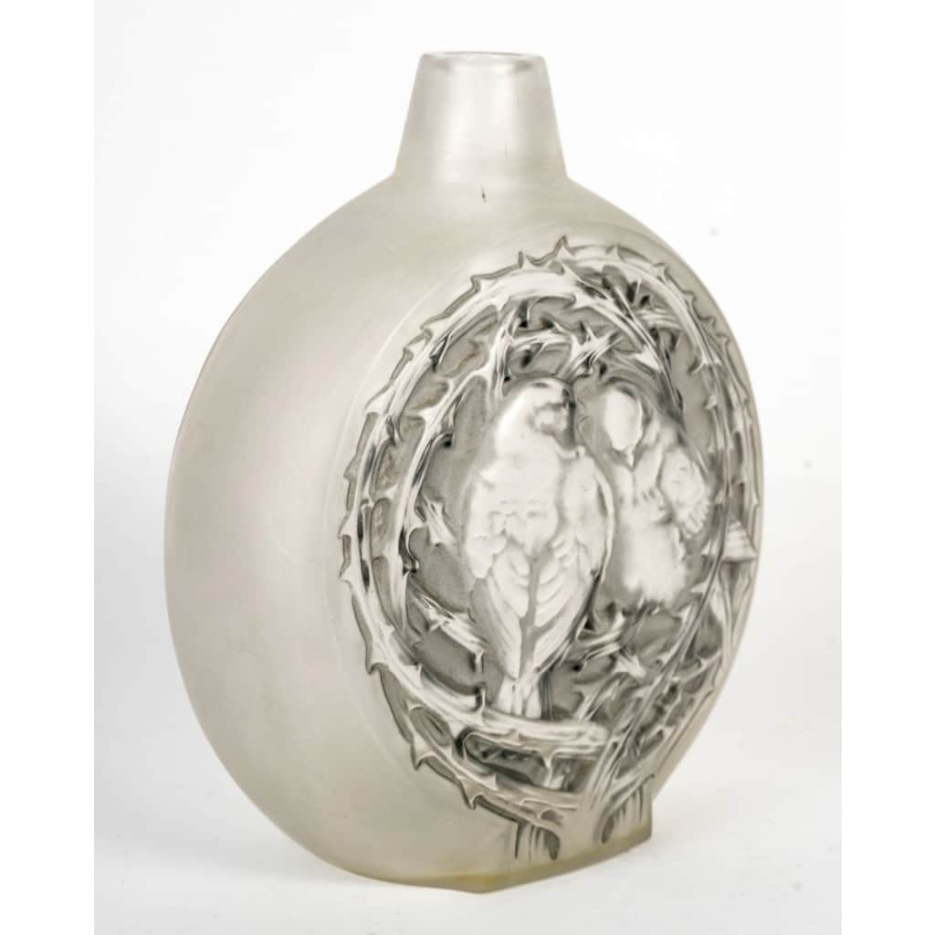 Vase « Deux Moineaux Bavardant » verre blanc patiné gris de René LALIQUE | Biron 