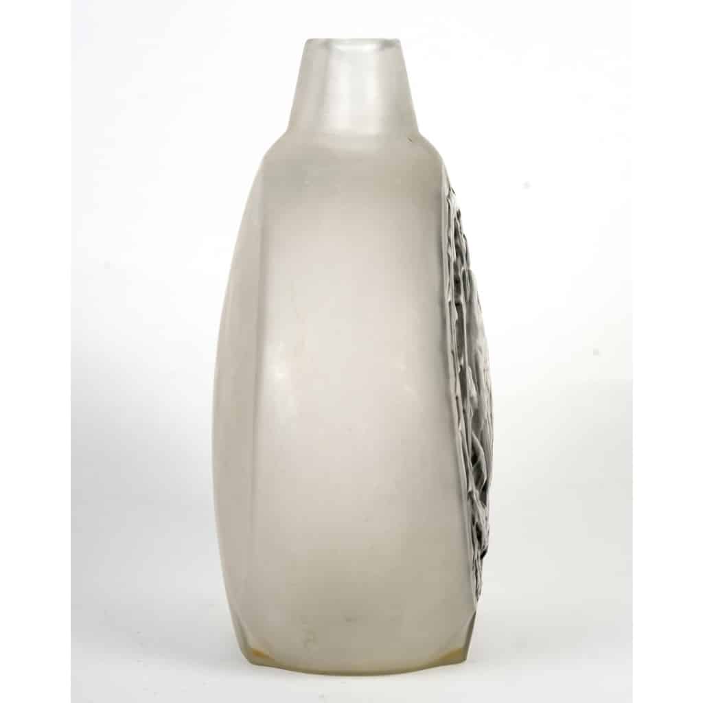 Vase « Deux Moineaux Bavardant » verre blanc patiné gris de René LALIQUE | Biron 