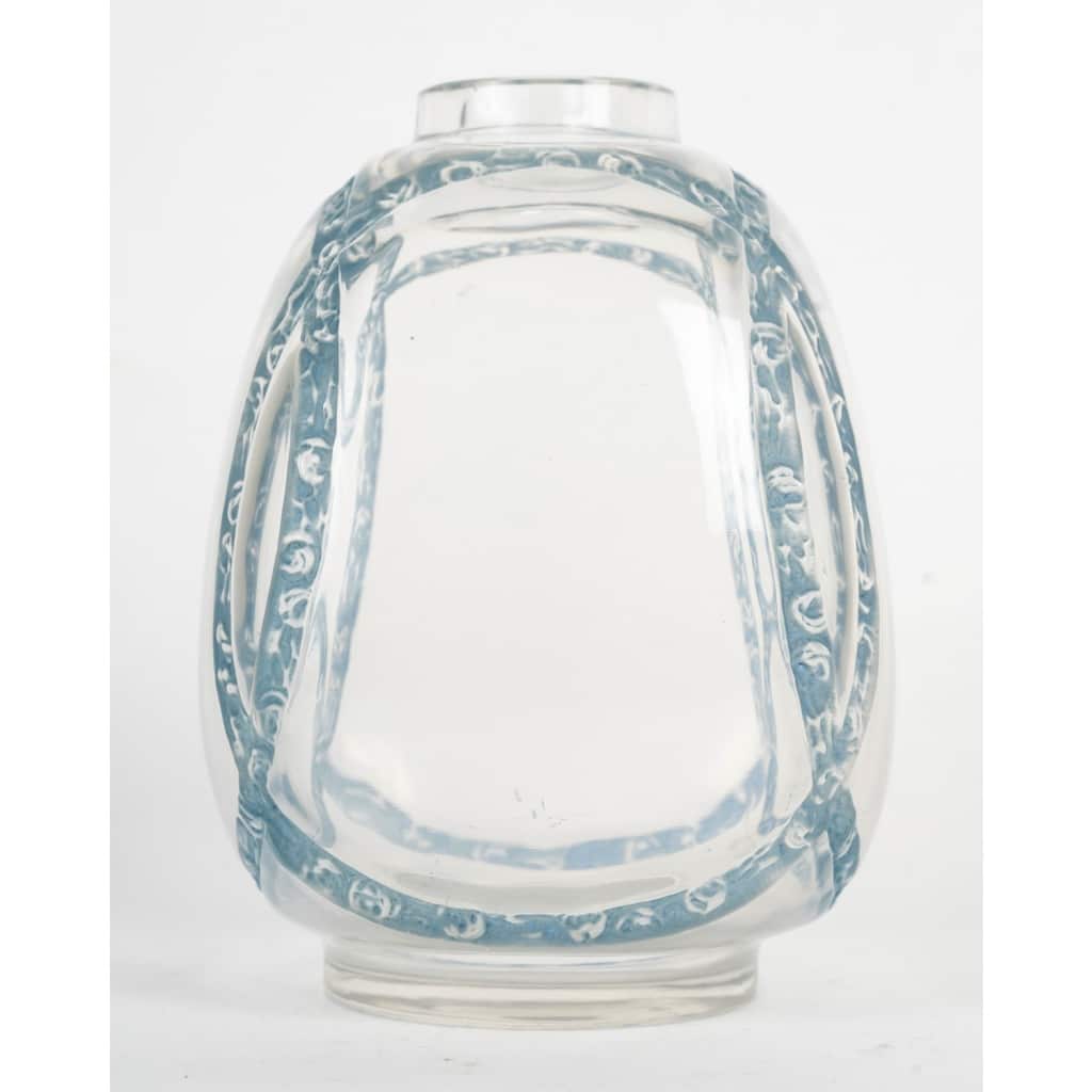 Vase « Guirlandes de Roses » verre blanc patiné bleu de René LALIQUE | Biron 