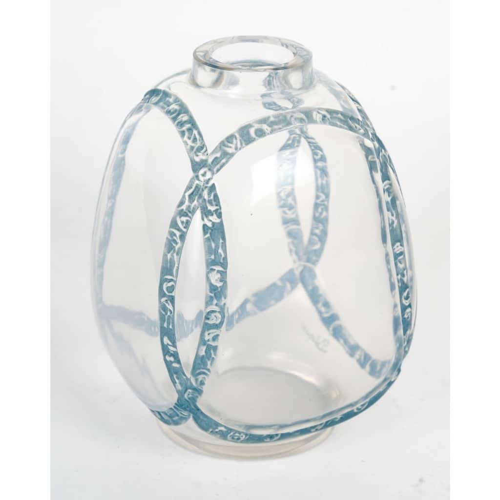 Vase « Guirlandes de Roses » verre blanc patiné bleu de René LALIQUE | Biron 