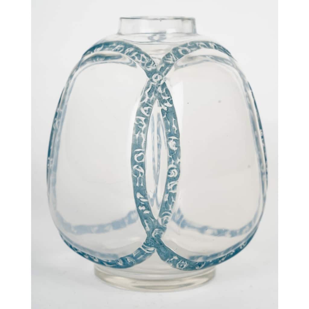 Vase « Guirlandes de Roses » verre blanc patiné bleu de René LALIQUE | Biron 