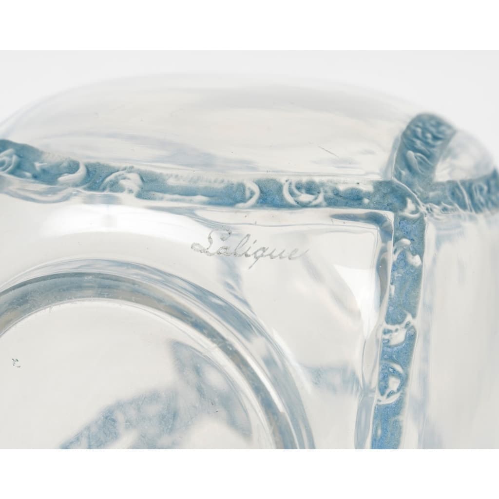 Vase « Guirlandes de Roses » verre blanc patiné bleu de René LALIQUE | Biron 