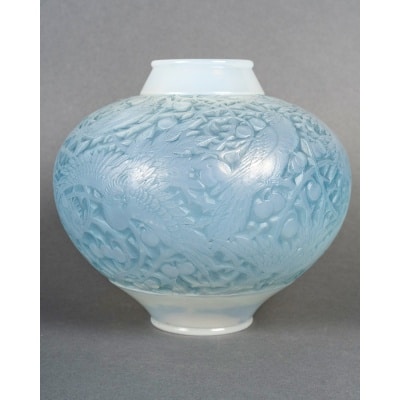 Vase "Aras" verre opalescent patiné bleu de René LALIQUE