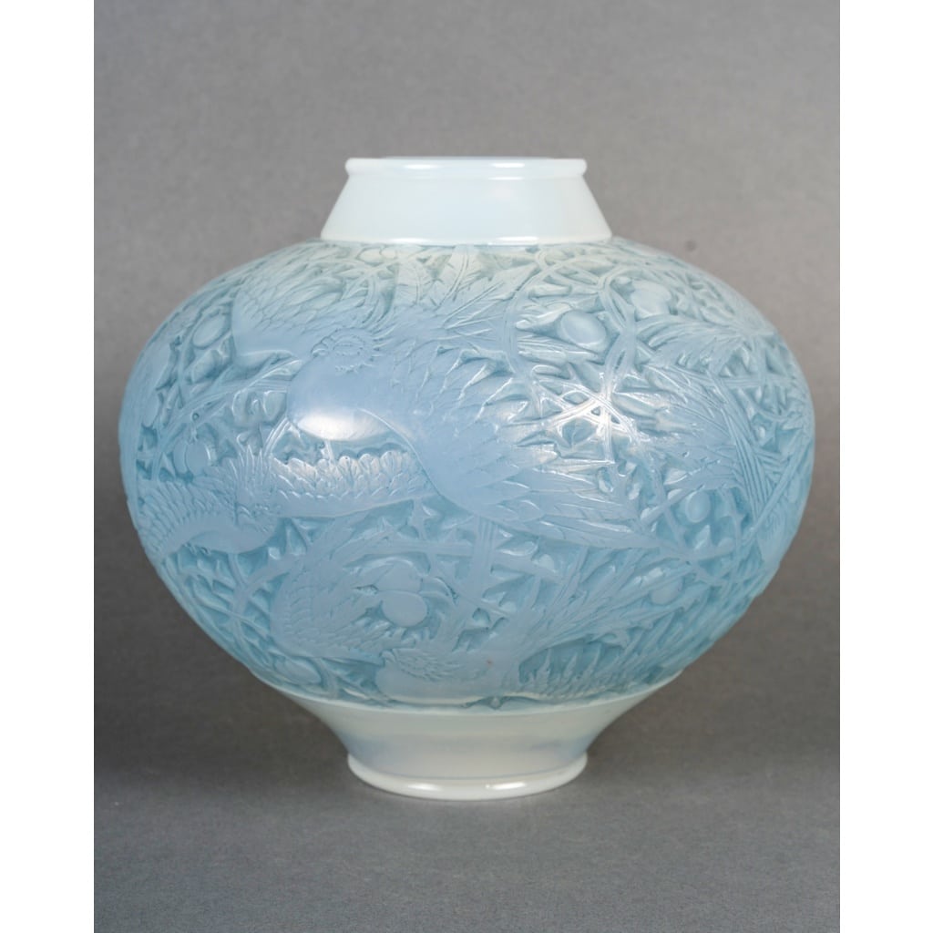 Vase « Aras » verre opalescent patiné bleu de René LALIQUE | Biron 