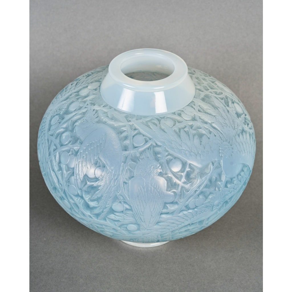 Vase « Aras » verre opalescent patiné bleu de René LALIQUE | Biron 