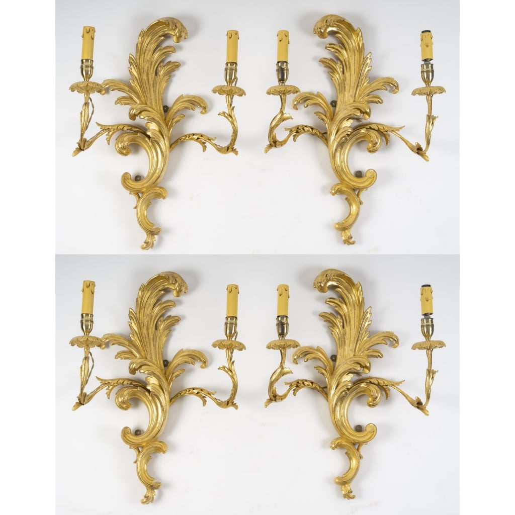Suite de 4 appliques de style rocaille en bois sculpté et doré, circa 1900 | Biron 
