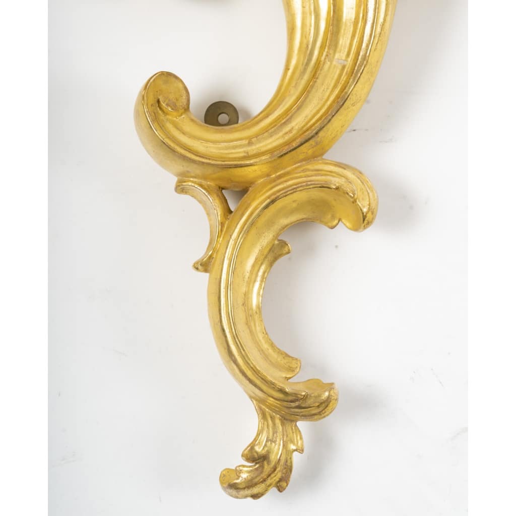 Suite de 4 appliques de style rocaille en bois sculpté et doré, circa 1900 | Biron 