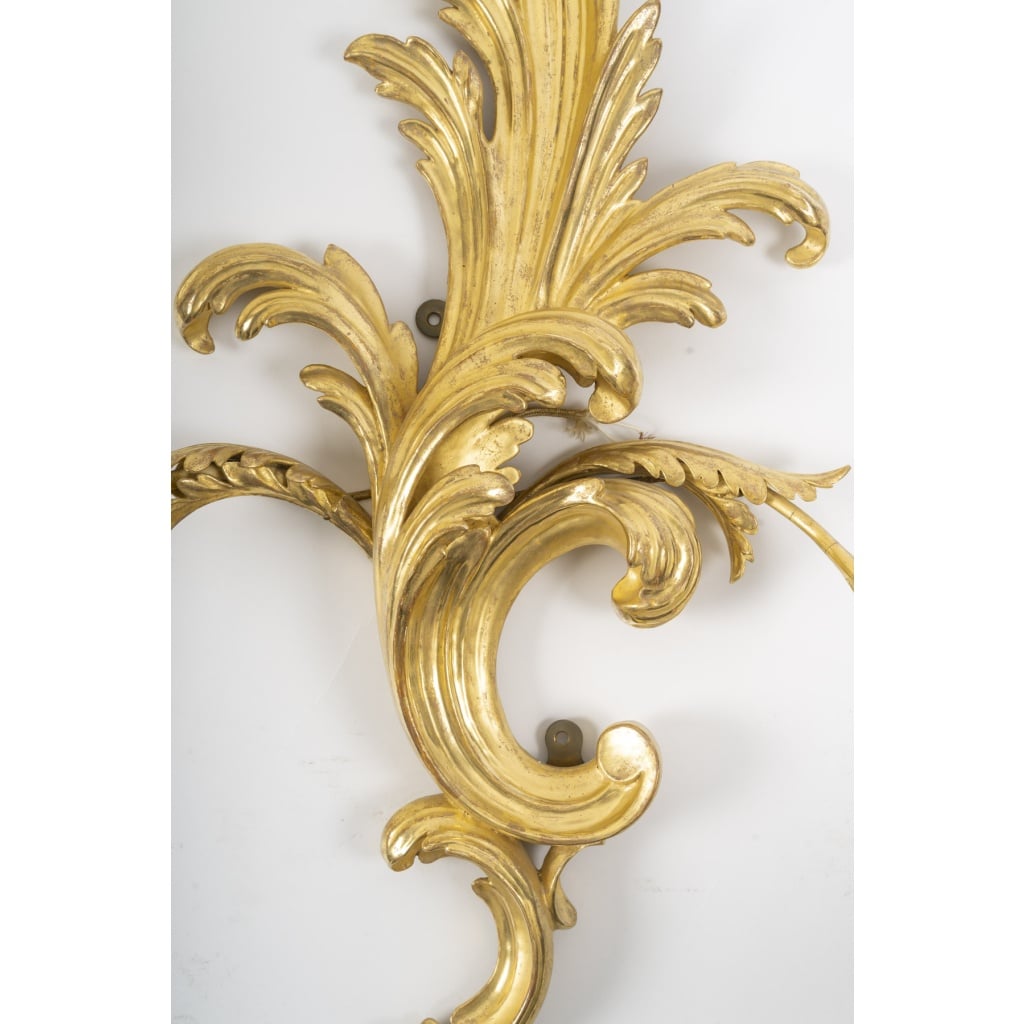 Suite de 4 appliques de style rocaille en bois sculpté et doré, circa 1900 | Biron 