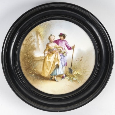 Plaque en porcelaine de Sèvres ovale encadrée représentant un couple, 1852.