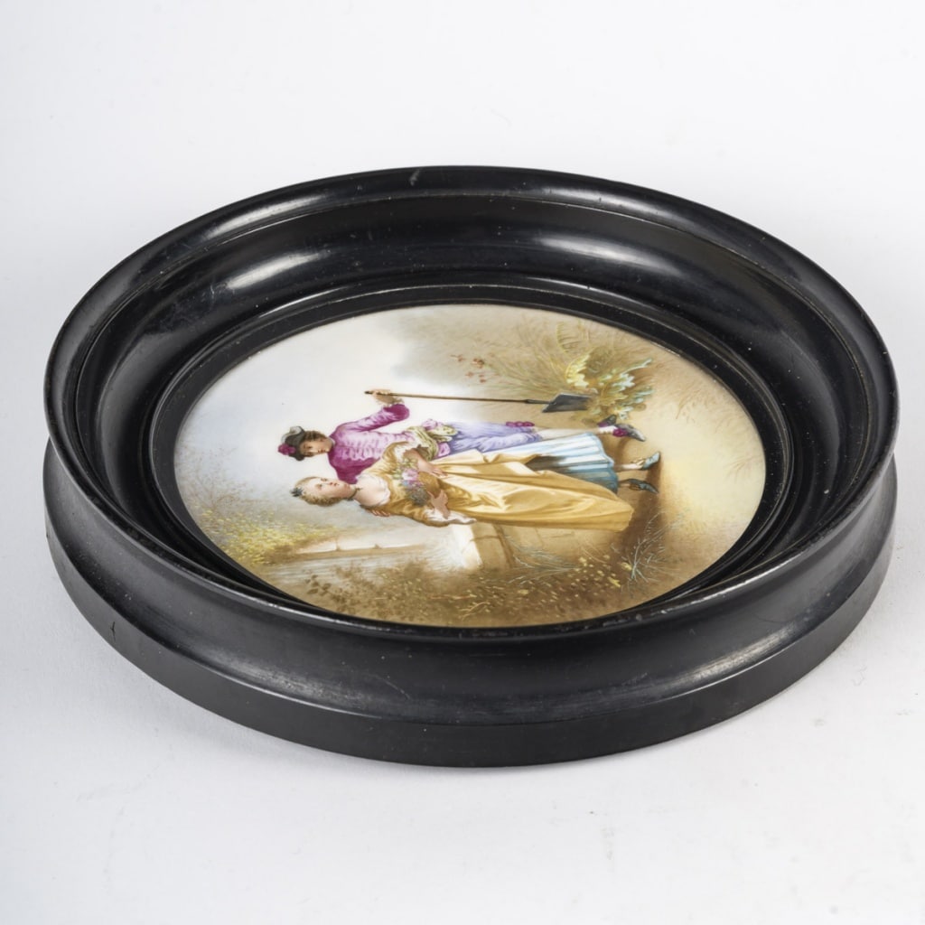Plaque en porcelaine de Sèvres ovale encadrée représentant un couple, 1852. | Biron 