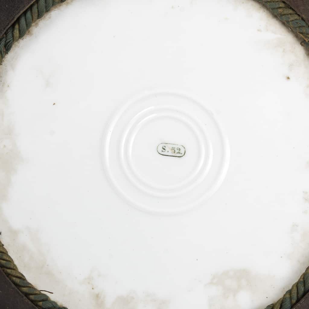 Plaque en porcelaine de Sèvres ovale encadrée représentant un couple, 1852. | Biron 