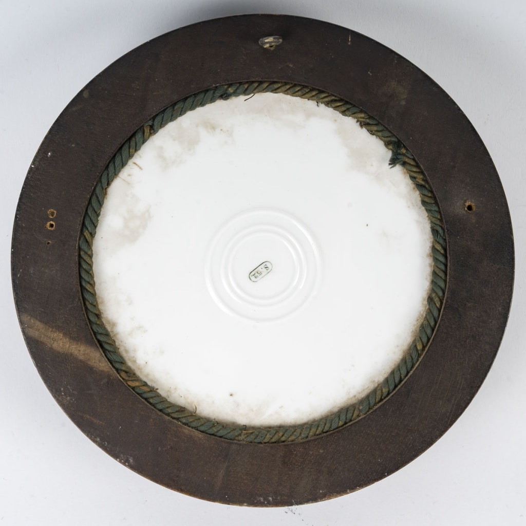 Plaque en porcelaine de Sèvres ovale encadrée représentant un couple, 1852. | Biron 