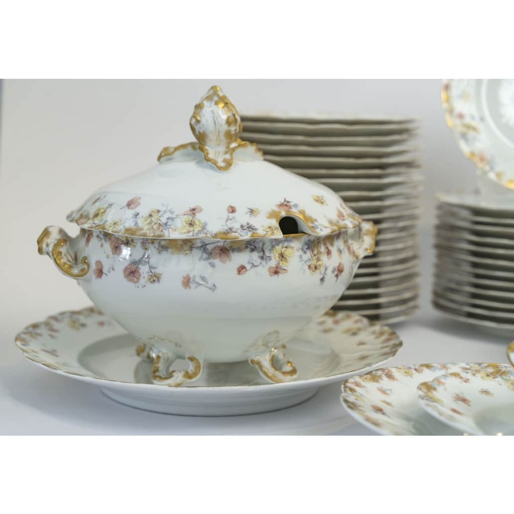 Service En Porcelaine De Limoges – Haviland & Co – 77 Pièces – Décor Floral à L’or Fin – XXe | Biron 