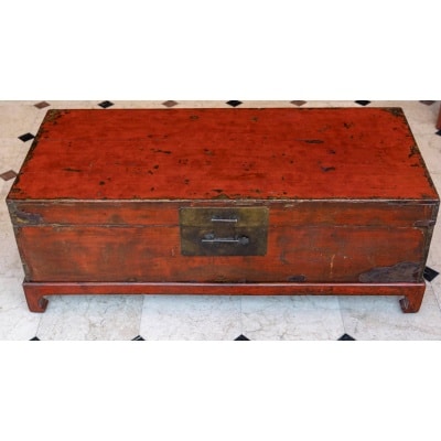 Coffre ancien chinois sur socle