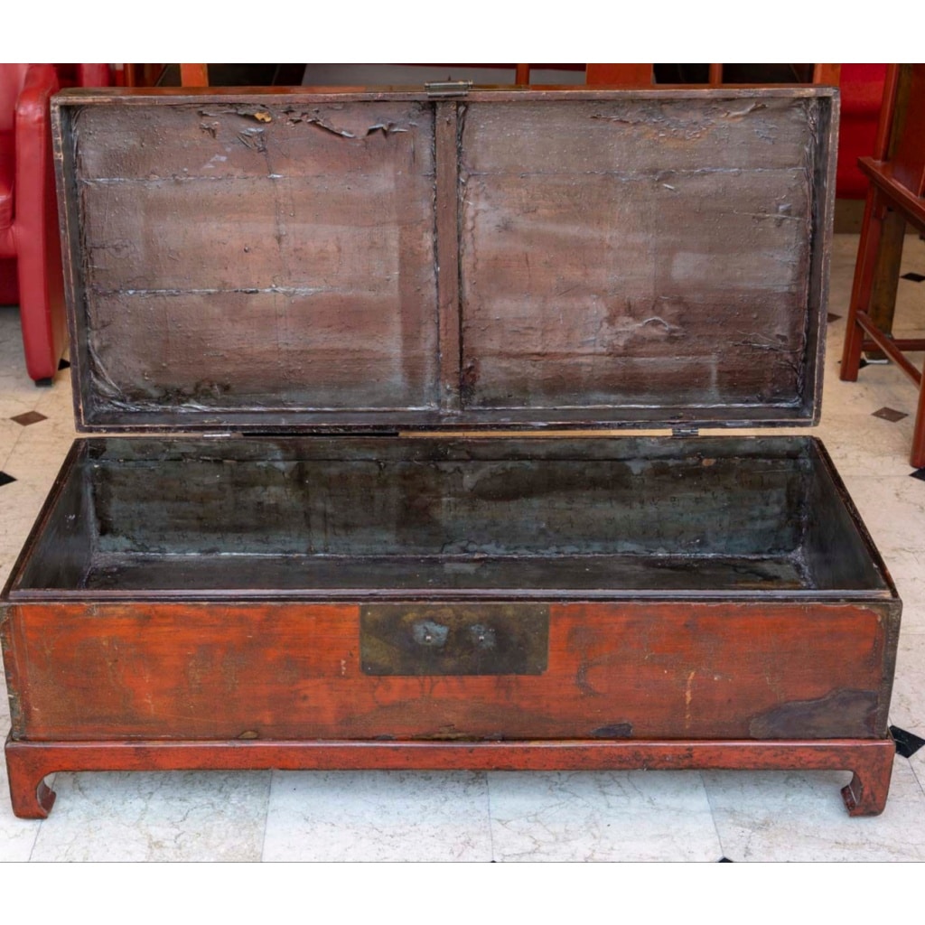 Coffre ancien chinois sur socle | Biron 