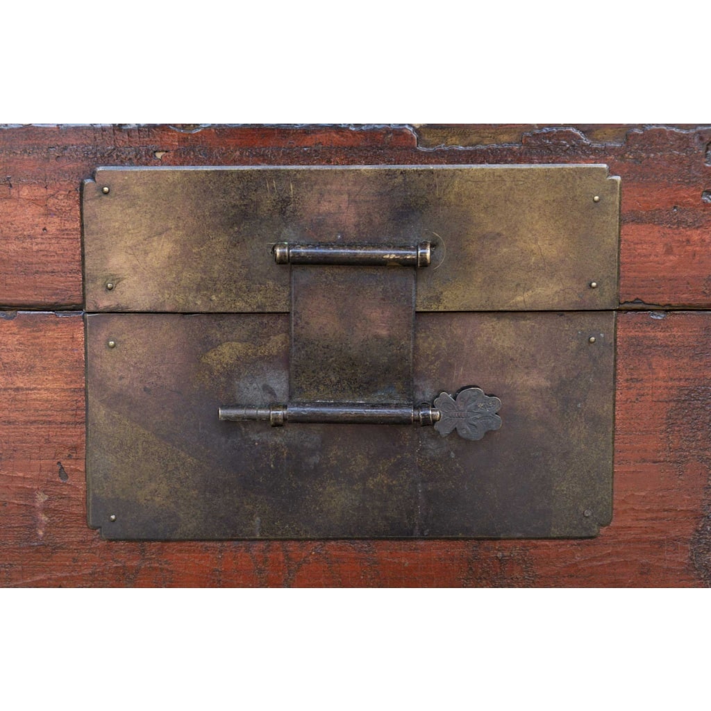 Coffre ancien chinois sur socle | Biron 