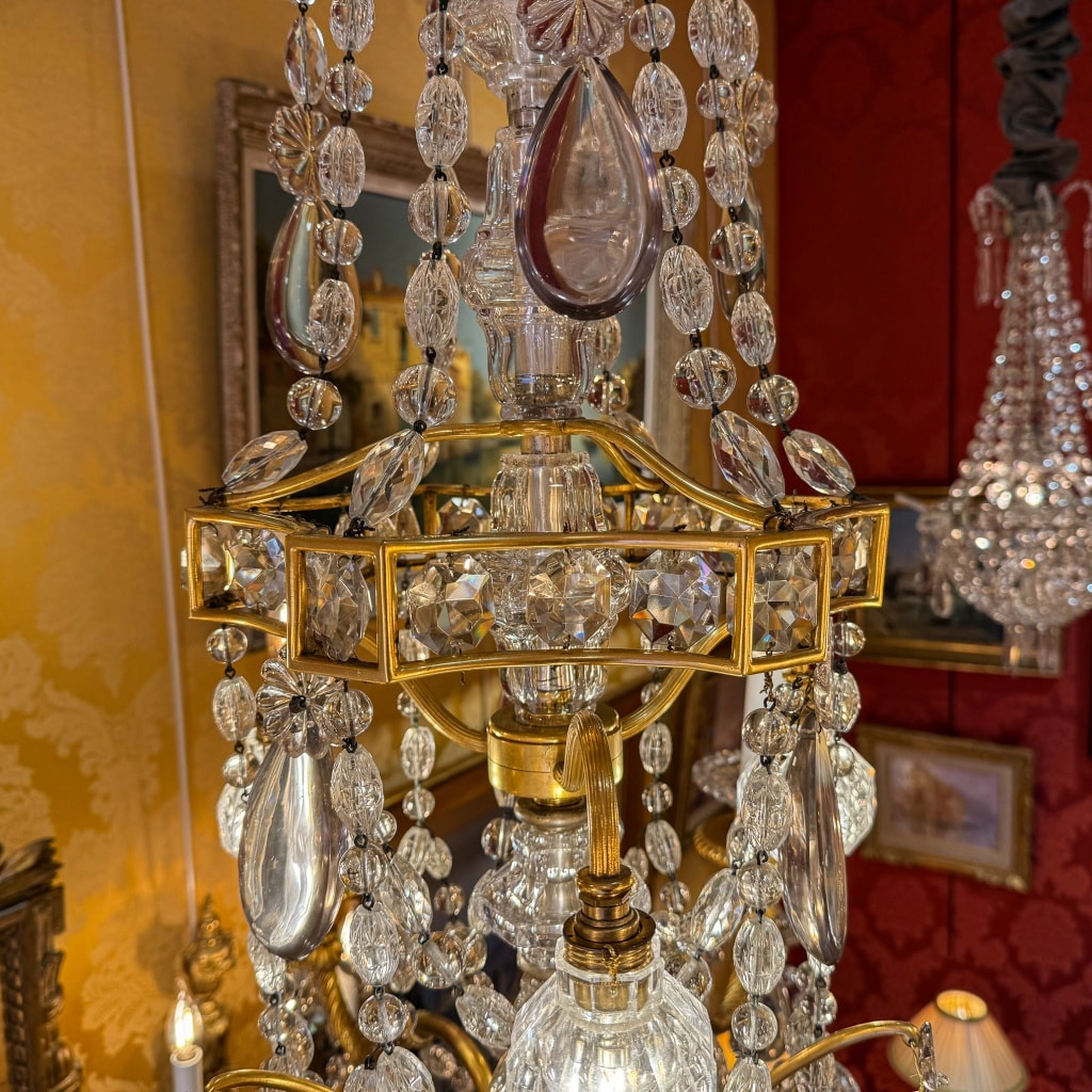 Lustre Marie-Antoinette de style Louis XVI en bronze ciselé et doré à décor de cristal signé Baccarat vers 1890 | Biron 