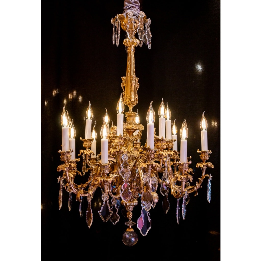 Victor Raulin (1867-1925) et Baccarat Lustre aux Amours en bronze ciselé et doré de style Louis XV | Biron 
